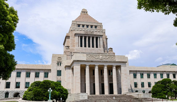法改正の連続性×運用反映の遅延